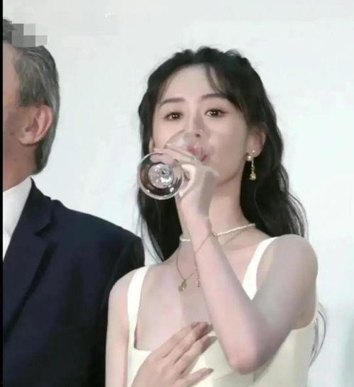 娱乐圈最新爆料恋爱,当红明星甜蜜牵手，甜蜜瞬间引网友热议  第3张