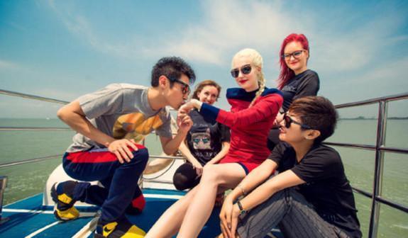 爆料两个孩子的视频,双胞胎萌娃视频曝光，萌态可掬引网友热议