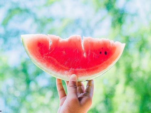 吃瓜网红照片怎么拍的,揭秘网红吃瓜照片的拍摄技巧与构图艺术