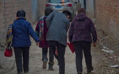 相亲爆料父亲被打视频,父亲被打视频曝光，引发社会关注