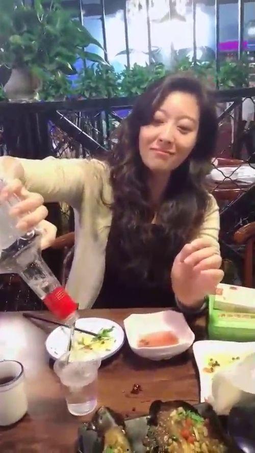 娱乐吃瓜酱十年八个孩子,十年间孕育八个孩子的传奇人生  第2张